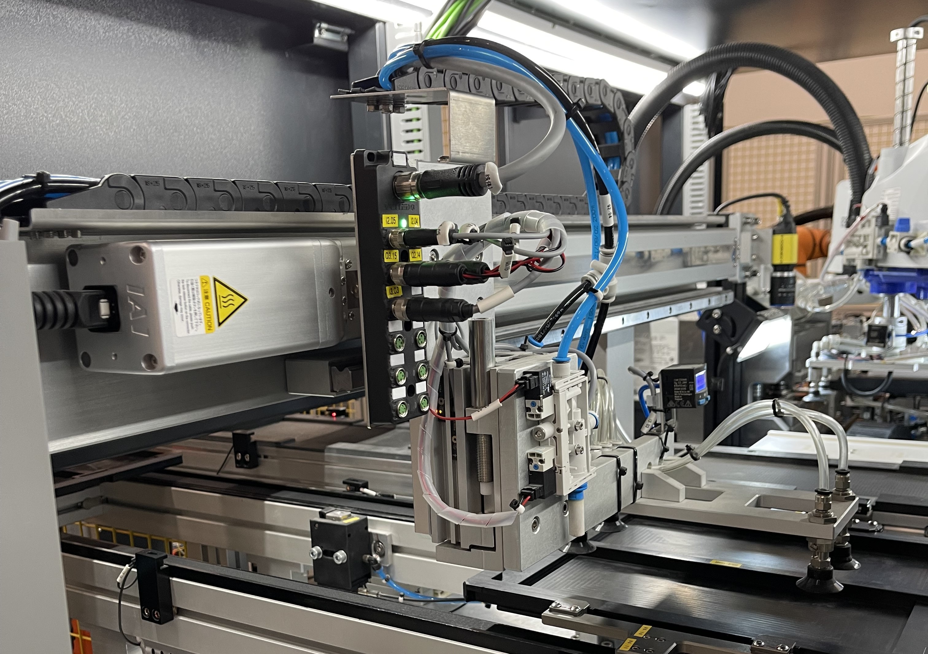 Tablero de control moderno en planta de manufactura
